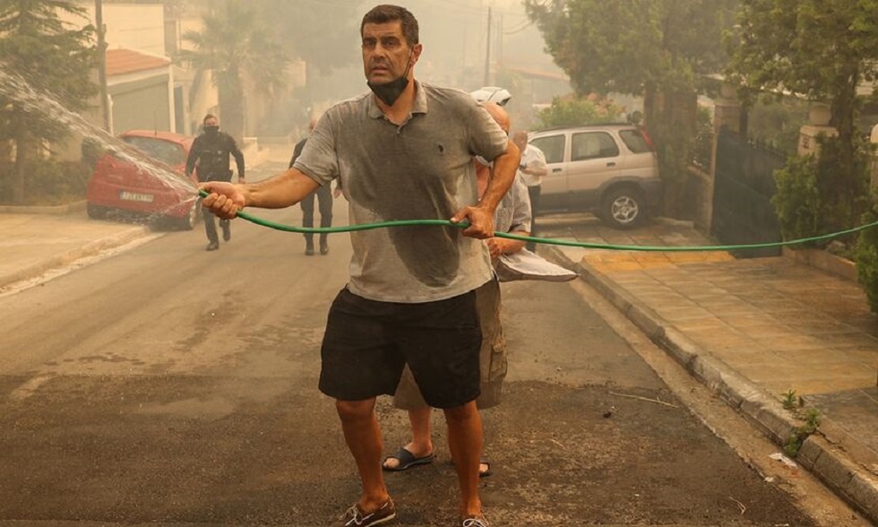 Βούλα: Ο Δημήτρης Καζάζης στη μάχη με τις φλόγες – Πάλεψε να σώσει το σπίτι του