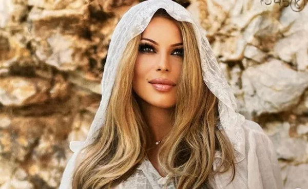 Κέλλυ Κελεκίδου: Φωτογραφία στο πλευρό της Ρίτας Σακελλαρίου σε ηλικία 17 ετών