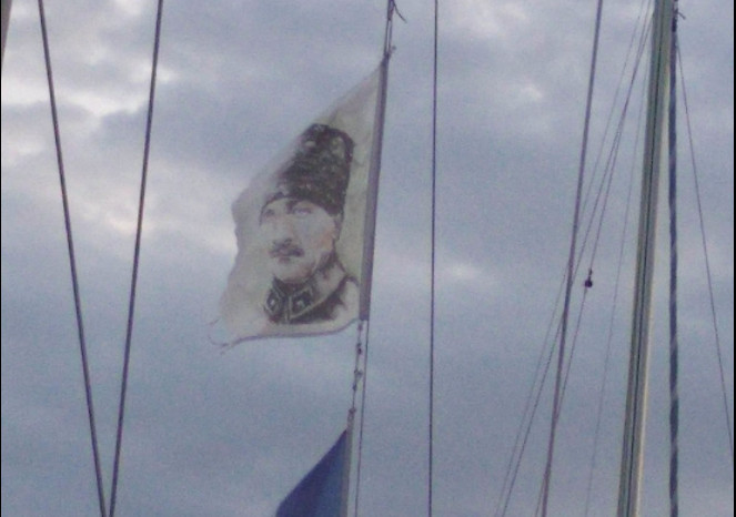 Επεισόδιο στη Μυτιλήνη: Σκάφος ύψωσε μέσα στο λιμάνι τη σημαία του Κεμάλ - Παρέμβαση του Λιμενικού