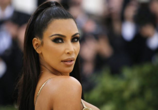 Κιμ Καρντάσιαν: «Έφαγε» πόρτα από το Παλάτι για τους εορτασμούς του Πλατινένιου Ιωβηλαίου