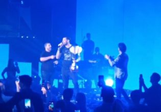 Απίθανος Πρίντεζης: Τραγούδησε το «Περαία μου» στα μπουζούκια