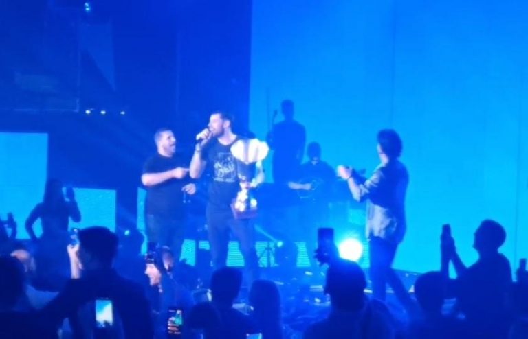 Απίθανος Πρίντεζης: Τραγούδησε το «Περαία μου» στα μπουζούκια