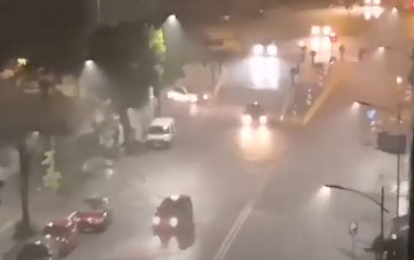 Θεσσαλονίκη: Ισχυρή νεροποντή, πολλοί κεραυνοί και μποτιλιάρισμα στους δρόμους