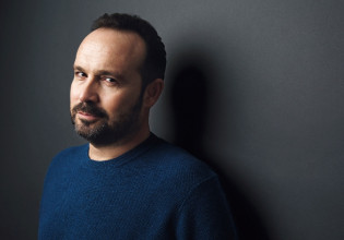 Κώστας Μακεδόνας: Το να πετάω στον ουρανό με βοηθά να πατώ γερά στη γη!