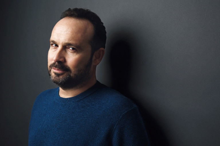 Κώστας Μακεδόνας: Το να πετάω στον ουρανό με βοηθά να πατώ γερά στη γη!