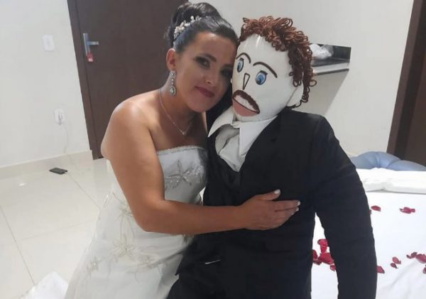 Γυναίκα παντρεύτηκε πάνινη κούκλα και έμεινε «έγκυος» – «Ήταν έρωτας με την πρώτη ματιά»