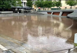 Κοζάνη: «Πισίνα» έγινε η κεντρική πλατεία μετά από σφοδρή καταιγίδα