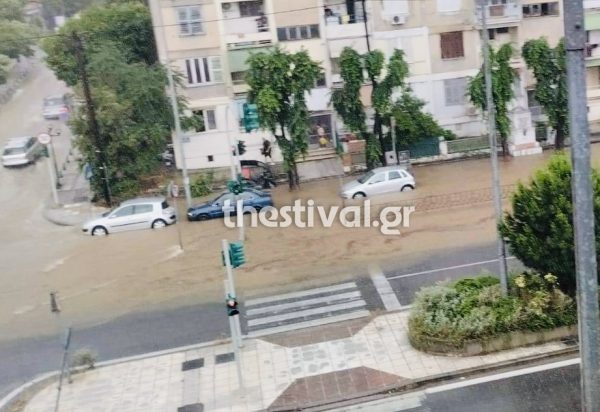 Θεσσαλονίκη: Στο έλεος της κακοκαιρίας η πόλη – Σφοδρή καταιγίδα έχει μετατρέψει σε ποτάμια τους δρόμους
