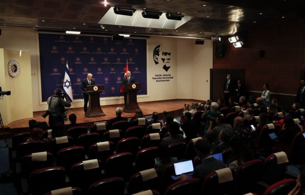 Προς εξομάλυνση σχέσεων και ανταλλαγή πρεσβευτών βαδίζουν Τουρκία – Ισραήλ