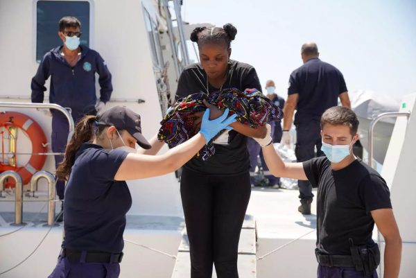 Λέσβος: Γεννώντας τα χαράματα στη νησίδα Μπαρμπαλιάς – Νέες συγκλονιστικές εικόνες