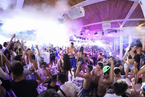 Μύκονος: Επιχείρηση «σκούπα» στα μεγαλύτερα μαγαζιά του νησιού για μπράβους – Προσαγωγές και συλλήψεις