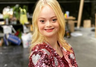 Lily D. Moore: Η ηθοποιός με σύνδρομο Down που σπάει τα στερεότυπα και παραδίδει μαθήματα ζωής