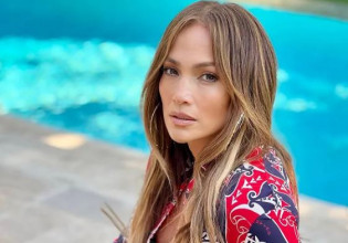 Τζένιφερ Λόπεζ: Σέξι πόζες δίπλα στην πισίνα με καυτό μπικίνι και ψηλοτάκουνα