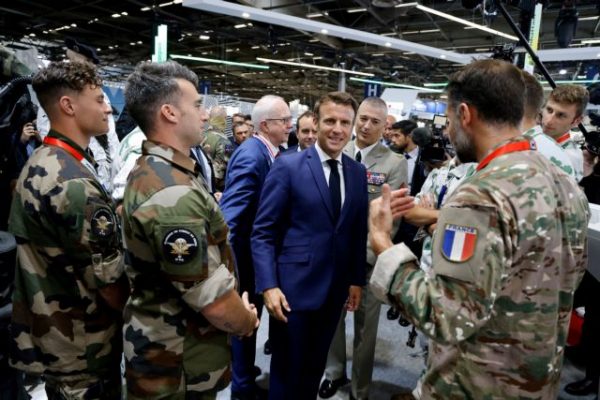 Μακρόν: Να ενισχυθεί η ευρωπαϊκή αμυντική βιομηχανία – Είμαστε σε «οικονομία πολέμου»
