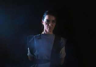 Η Μαρία Πρωτόπαππα στον ρόλο του πολυμήχανου Οδυσσέα στον «Φιλοκτήτη» του Σοφοκλή