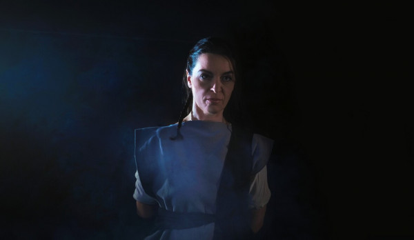 Η Μαρία Πρωτόπαππα στον ρόλο του πολυμήχανου Οδυσσέα στον «Φιλοκτήτη» του Σοφοκλή