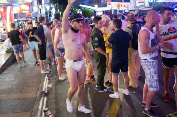 Μαγιόρκα: Τέλος στους «φτηνούς» και μεθυσμένους τουρίστες – Με ενδυματολογικό κώδικα θα μπαίνουν στα καταστήματα