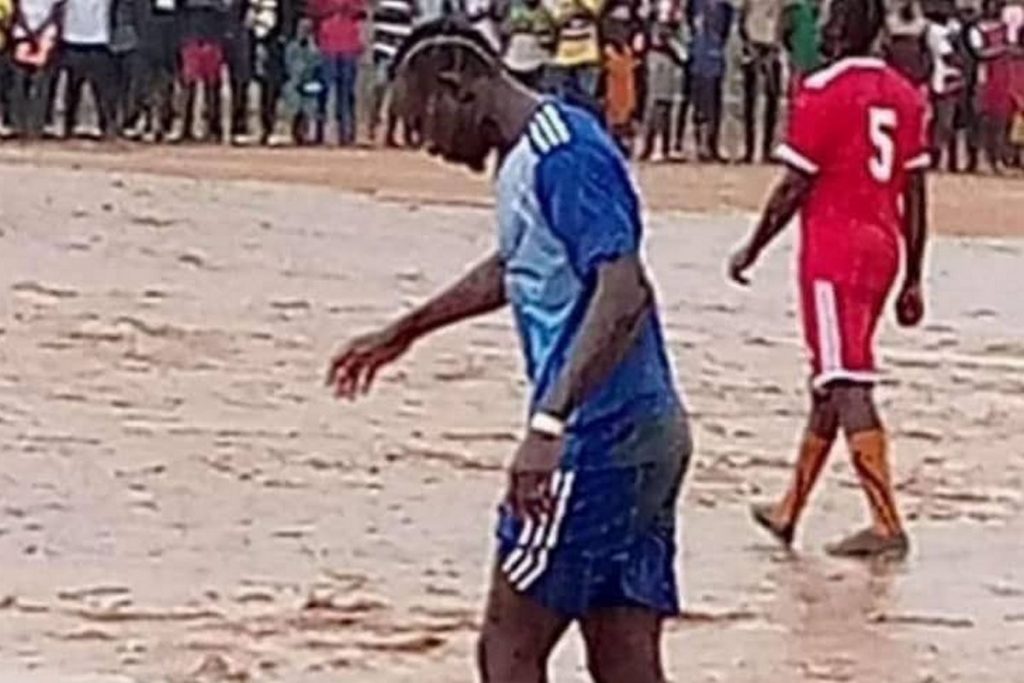 Φοβερός Μανέ: Πήγε στο χωριό του και έπαιξε μπάλα σε γήπεδο με λάσπη