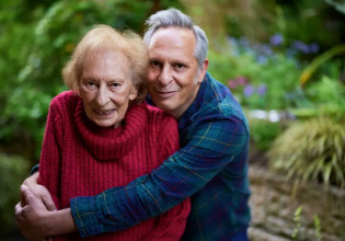 Το απίστευτο κείμενο 60χρονου δημοσιογράφου για την 94χρονη μητέρα του