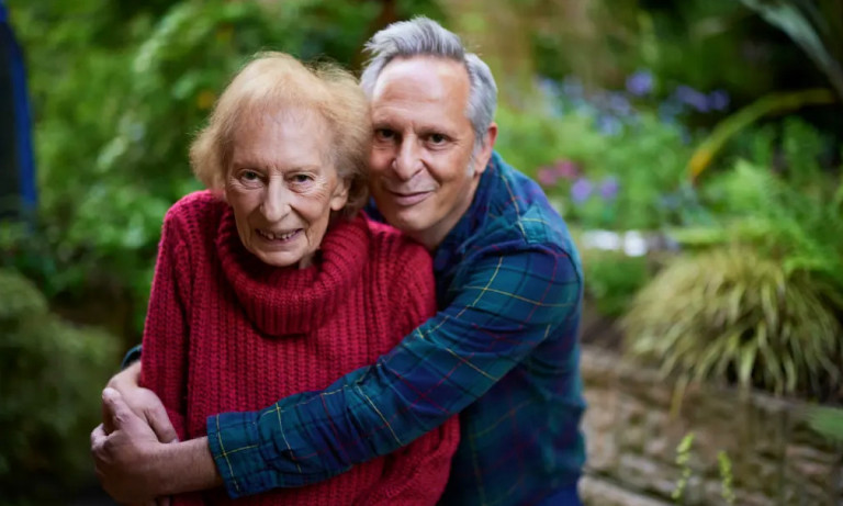 Το απίστευτο κείμενο 60χρονου δημοσιογράφου για την 94χρονη μητέρα του