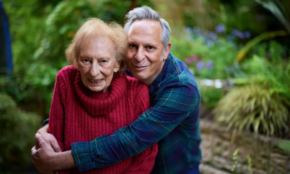 Το απίστευτο κείμενο 60χρονου δημοσιογράφου για την 94χρονη μητέρα του