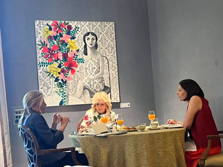 Τζιλ Μπάιντεν, Μαρέβα Μητσοτάκη και Ανίκ Πέντερς ενώνουν τις δυνάμεις τους για τη στήριξη γυναικών και παιδιών από την Ουκρανία