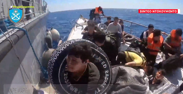 Κεφαλονιά: Καρέ καρέ η επιχείρηση διάσωσης μεταναστών σε ακυβέρνητο ιστιοφόρο