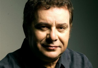 Μανώλης Μητσιάς: «50 χρόνια χρυσάφι» στον κήπο του Μεγάρου