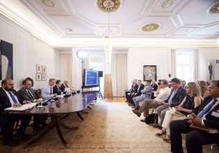 Συνάντηση Μητσοτάκη με δημάρχους: 482,5 εκατ. ευρώ για έργα στα μικρά νησιά