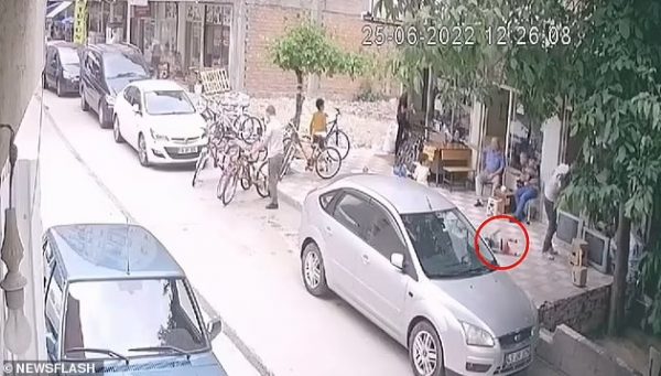 Τουρκία: Μωρό έπεσε με το κεφάλι από μπαλκόνι στην πλάτη περαστικού άνδρα – Σώθηκε από θαύμα