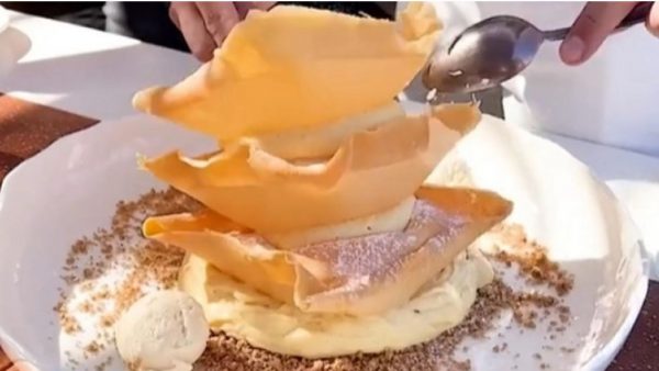 Μύκονος: Τουρίστρια έδωσε αστρονομικό ποσό για μια… μπουγάτσα