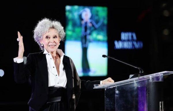 Η Ρίτα Μορένο αποκαλύπτει παράνομη άμβλωση που έκανε, όταν είχε σχέση με τον Μάρλον Μπράντο