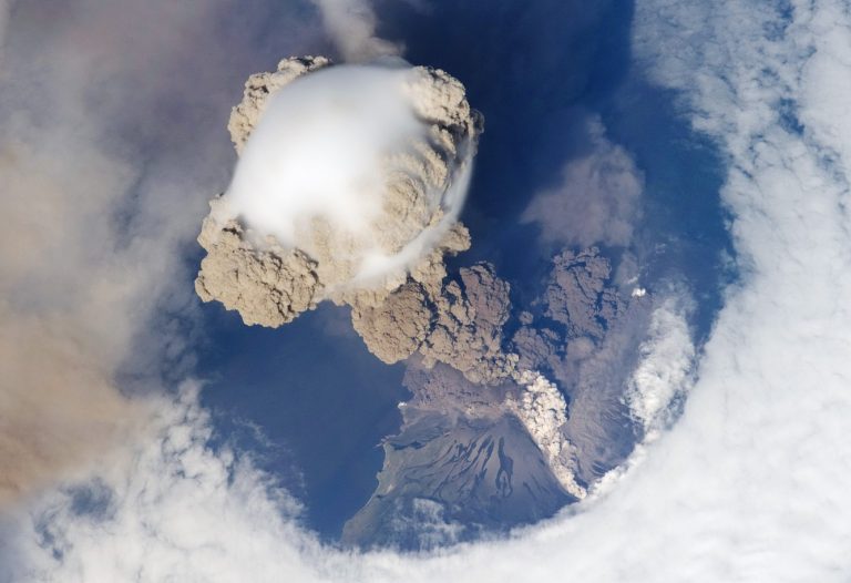 Ηφαίστειο Sarychev: Εξερράγη 13 χρόνια πριν και η φωτογραφία του ακόμα σαγηνεύει