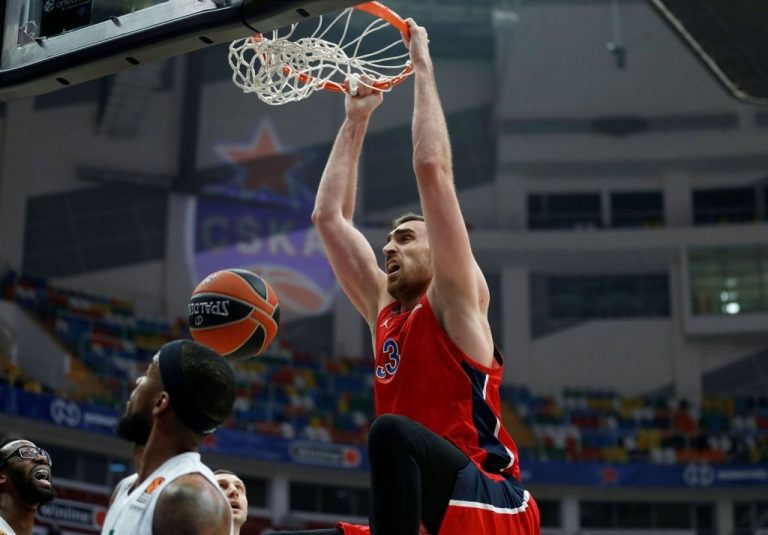 Δεν το κουνάει απο την Ελλάδα ο Μιλουτίνοφ – Και απο την Ερυθρόλευκη παρέα του