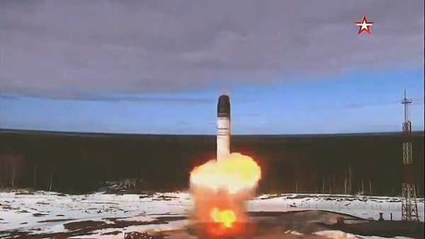 Μεντβέντεφ για πυρηνικά όπλα: Η Ρωσία να περιμένει μέχρι οι ΗΠΑ να παρακαλέσουν για συμφωνία