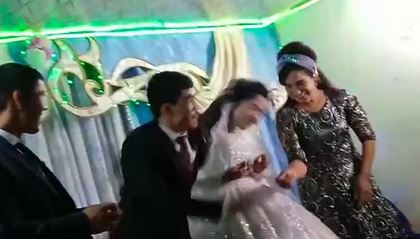 Ουζμπεκιστάν: Γαμπρός χτυπά νύφη στο κεφάλι γιατί τον νίκησε σε ένα παιχνίδι