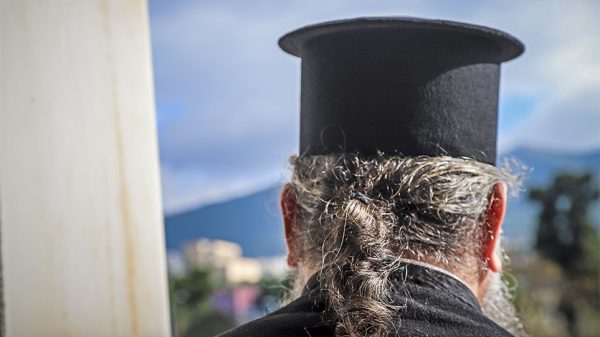 Πήλιο: Ιερέας ξυλοκόπησε την παπαδιά και έσπασε τα πάντα στο σπίτι