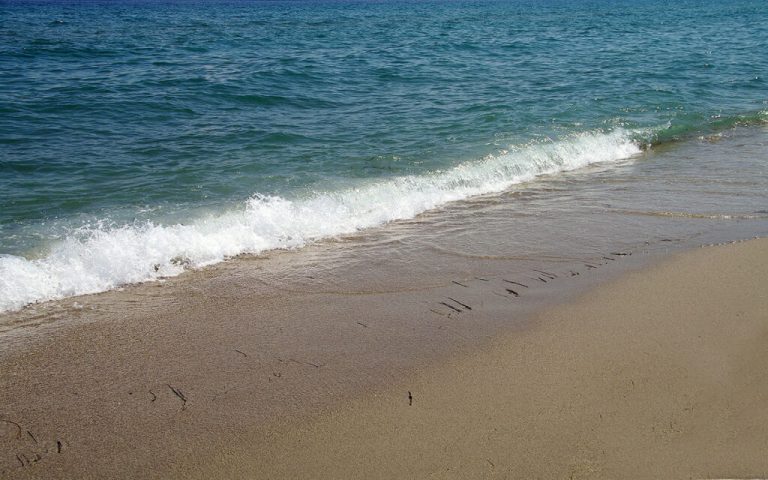 Ακατάλληλες παραλίες: Ποιες ακτές βρίσκονται στη λίστα από Βουλιαγμένη μέχρι Πειραιά
