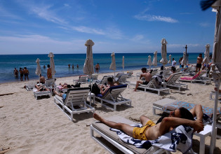 Χαλκιδική: Έως και 50 ευρώ το άτομο για μία ξαπλώστρα – Απίστευτες τιμές στα beach bar