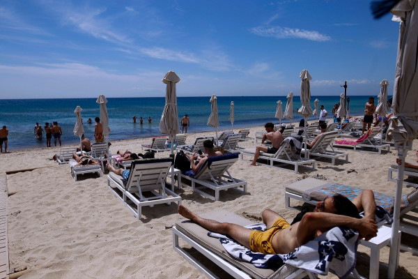 Χαλκιδική: Έως και 50 ευρώ το άτομο για μία ξαπλώστρα – Απίστευτες τιμές στα beach bar