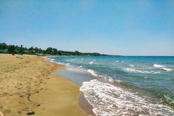 Παραλία Κουρούτα: η «Μύκονος» της Πελοποννήσου με τα γαλαζοπράσινα νερά