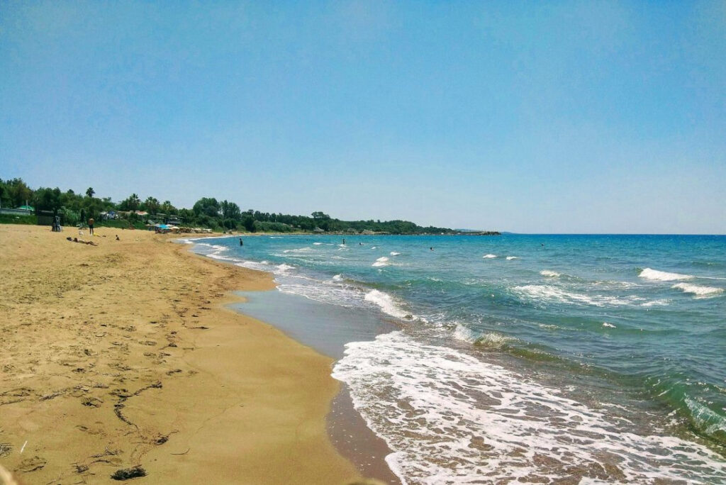 Παραλία Κουρούτα: η «Μύκονος» της Πελοποννήσου με τα γαλαζοπράσινα νερά