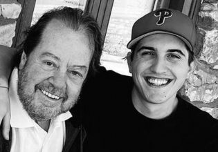 Σπάνιο στιγμιότυπο: O Γιάννης Πάριος μαθαίνει πιάνο τον Good Job Nicky