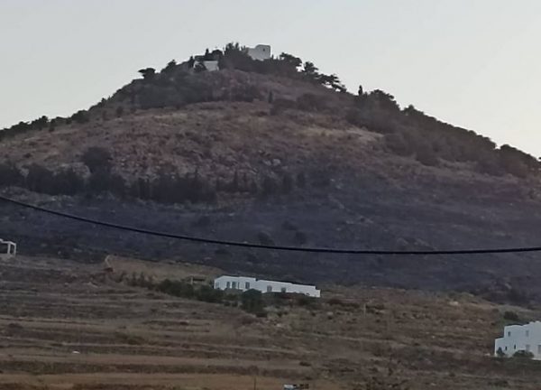 Πάρος: Σε ύφεση η φωτιά
