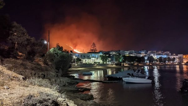 Πάρος: Βελτιωμένη η εικόνα της πυρκαγιάς – Απειλήθηκαν μοναστήρι και σπίτια