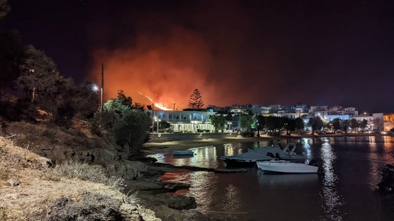Πάρος: Βελτιωμένη η εικόνα της πυρκαγιάς – Απειλήθηκαν μοναστήρι και σπίτια