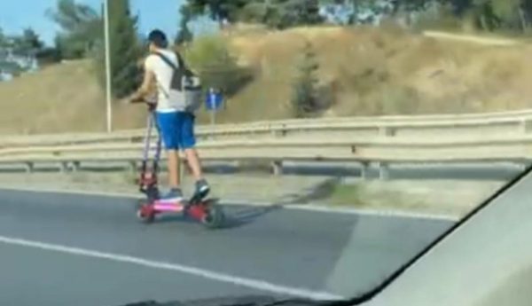 Θεσσαλονίκη: Νεαρός τρέχει με πατίνι στον Περιφερειακό – «Πάτησε» τα 100 χλμ/ώρα!