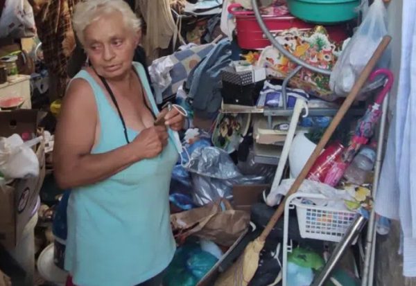 Πάτρα: Η ιστορία της κυρίας Μαρίας – Το δράμα της 72χρονης που ζει σε ένα ερείπιο