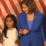 ΗΠΑ: Οργή για την Πελόζι – «Εσπρωξε» τη μικρή κόρη βουλευτίνας κατά τη διάρκεια  φωτογράφισης