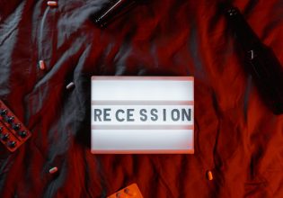 ΗΠΑ: «Η ύφεση δεν είναι αναπόφευκτη», λέει η υπουργός Οικονομικών – Επανεξετάζονται οι δασμοί στα κινέζικα προϊόντα